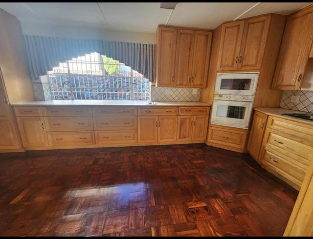 9 BEDROOM HOUSE FOR SALE IN MUCKLENEUK